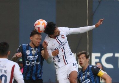 kuQ M1jgD 400x400 1 El encuentro, que comenzó con el pasillo de honor de los ‘albos’ hacia los ‘rayados’, se jugó de manera dinámica y con acciones en ambos arcos desde el primer minuto.