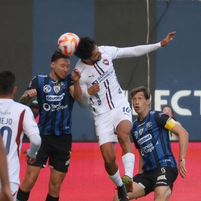 El encuentro, que comenzó con el pasillo de honor de los ‘albos’ hacia los ‘rayados’, se jugó de manera dinámica y con acciones en ambos arcos desde el primer minuto.