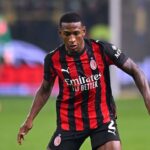 AC Milan esta dispuesto a vender a Pervis Estupina El lateral ecuatoriano Pervis Estupiñán podría protagonizar un traspaso bomba tras conocerse que el AC Milan está abierto a ofertas de dos potencias europeas.