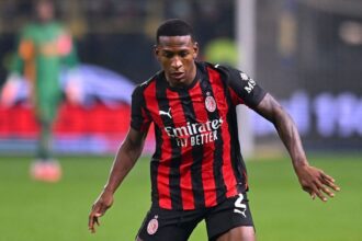 AC Milan esta dispuesto a vender a Pervis Estupina El lateral ecuatoriano Pervis Estupiñán podría protagonizar un traspaso bomba tras conocerse que el AC Milan está abierto a ofertas de dos potencias europeas.