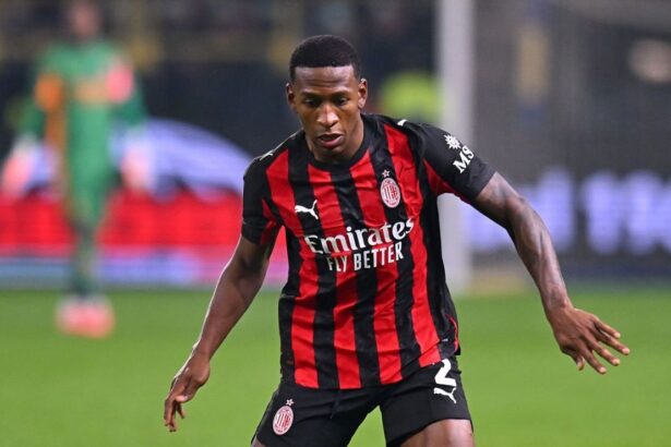 AC Milan esta dispuesto a vender a Pervis Estupina El lateral ecuatoriano Pervis Estupiñán podría protagonizar un traspaso bomba tras conocerse que el AC Milan está abierto a ofertas de dos potencias europeas.