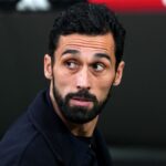 Arbeloa tajante sobre los silbidos a Vinicius Be El exjugador y técnico Álvaro Arbeloa respaldó a las figuras del Real Madrid tras los recientes silbidos de la afición, pidiendo respeto para sus futbolistas.