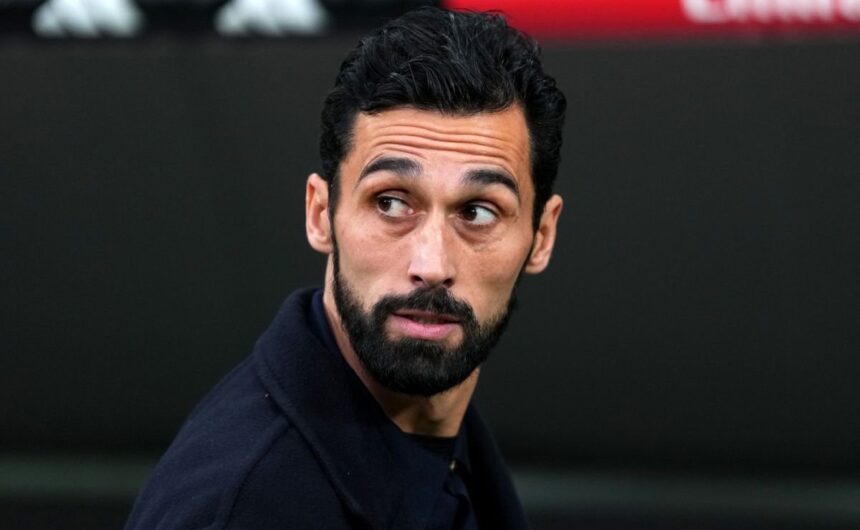 Arbeloa tajante sobre los silbidos a Vinicius Be El exjugador y técnico Álvaro Arbeloa respaldó a las figuras del Real Madrid tras los recientes silbidos de la afición, pidiendo respeto para sus futbolistas.