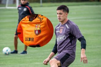 Barcelona hace oficial sus nuevas camisetas 2026 El Ídolo del Astillero, Barcelona SC, presentó oficialmente sus uniformes para 2026. Conoce aquí los precios y puntos de venta de la nueva indumentaria.