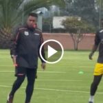 Casi le pega Cesar Farias a su jugador en Barcelo El estratega de Barcelona SC, César Farías, mostró su lado más exigente al reprender duramente a uno de sus futbolistas durante la práctica del Ídolo.