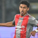 Cremonese le da otro durisimo golpe a Jeremy Sarmi El atacante ecuatoriano **Jeremy Sarmiento** enfrenta un nuevo obstáculo en su carrera dentro del fútbol italiano con el **Cremonese**. Aquí los detalles.