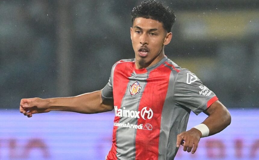 Cremonese le da otro durisimo golpe a Jeremy Sarmi El atacante ecuatoriano **Jeremy Sarmiento** enfrenta un nuevo obstáculo en su carrera dentro del fútbol italiano con el **Cremonese**. Aquí los detalles.