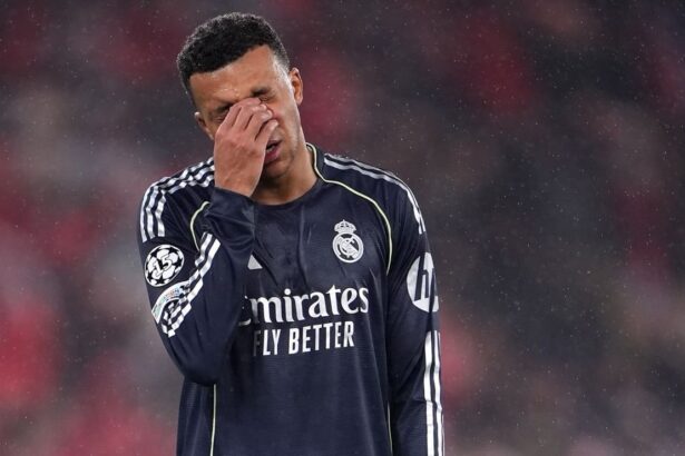 Durisima autocritica de Mbappe Da verguenza La estrella francesa del Real Madrid, Kylian Mbappé, lanzó una dura autocrítica tras la reciente derrota del club blanco, calificando el desempeño como vergonzoso.