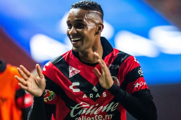 El sorpresivo club que se quedara con Fidel Martin El futuro de Fidel Martínez daría un giro inesperado. Se filtra el equipo que buscaría el fichaje del atacante ecuatoriano para la temporada 2026.