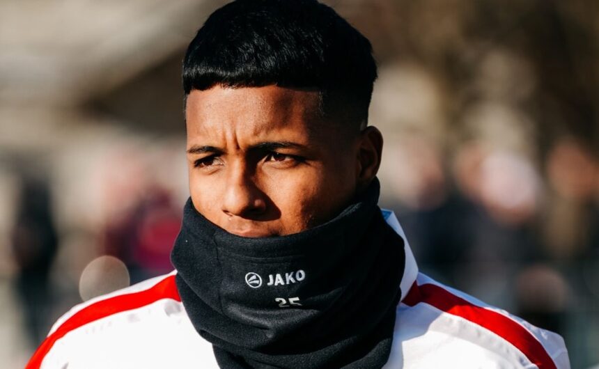 Esta subido de peso Las primeras palabras de Seba Sebastian Hoeneß, estratega del Stuttgart, se refirió a la llegada del ecuatoriano Jeremy Arévalo y su proceso de adaptación física en la Bundesliga.