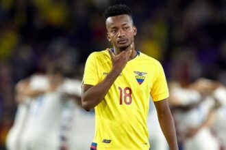 Jefferson Orejuela sigue jugando al futbol y ahora El mediocampista ecuatoriano Jefferson Orejuela continúa su carrera profesional y ya fue presentado en su nuevo equipo para esta temporada.