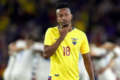 Jefferson Orejuela sigue jugando al futbol y ahora El mediocampista ecuatoriano Jefferson Orejuela continúa su carrera profesional y ya fue presentado en su nuevo equipo para esta temporada.