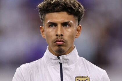 Jeremy Sarmiento tiene nuevo club hasta el 2030 El atacante de la Selección de Ecuador, Jeremy Sarmiento, firmó un extenso vínculo contractual que lo liga a su nuevo equipo hasta el año 2030.