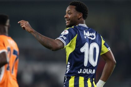 Jhon Duran rechazaria a la Juventus por sorpresivo El artillero colombiano Jhon Durán estaría considerando rechazar la oferta de la Juventus para unirse a un club inesperado en el mercado europeo.