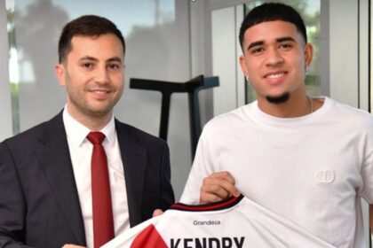Kendry Paez fue presentado en River Plate y asi re La incorporación de Kendry Páez a River Plate desata una ola de comentarios entre los aficionados argentinos por su talento y vida extradeportiva.