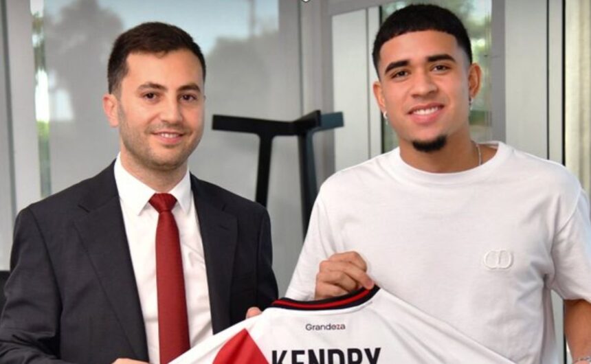Kendry Paez fue presentado en River Plate y asi re La incorporación de Kendry Páez a River Plate desata una ola de comentarios entre los aficionados argentinos por su talento y vida extradeportiva.