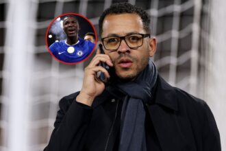 Liam Rosenior debuta en Chelsea y ya le puso este El nuevo integrante del cuerpo técnico del Chelsea, Liam Rosenior, llenó de elogios a Moisés Caicedo y reveló el particular apodo del volante ecuatoriano.