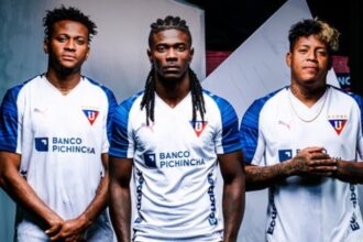 Liga de Quito presento 3 camisetas para la tempora El Rey de Copas del Ecuador, Liga de Quito, reveló sus tres nuevas camisetas para la temporada 2026. Te contamos los detalles y costos de la armadura alba.