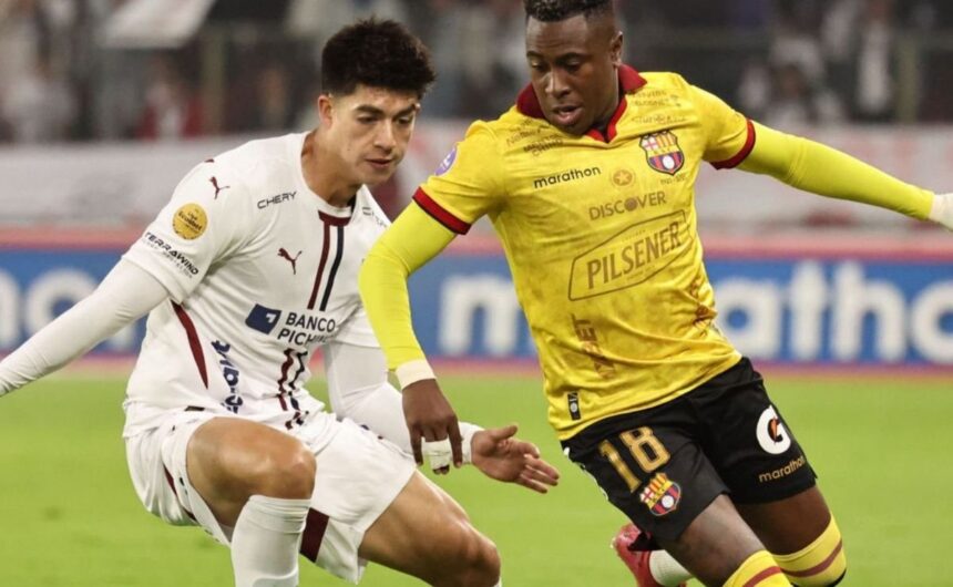 Liga de Quito y Barcelona van por el mismo delante Los dos colosos del fútbol ecuatoriano, Liga de Quito y Barcelona SC, entran en una puja directa por la contratación de un nuevo artillero extranjero.