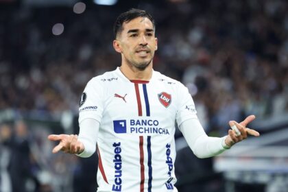 Lisandro Alzugaray dejo Liga de Quito y ya tiene n El volante argentino **Lisandro Alzugaray** finaliza su etapa con **Liga de Quito**. Descubre los detalles de su salida y el nuevo destino del jugador.