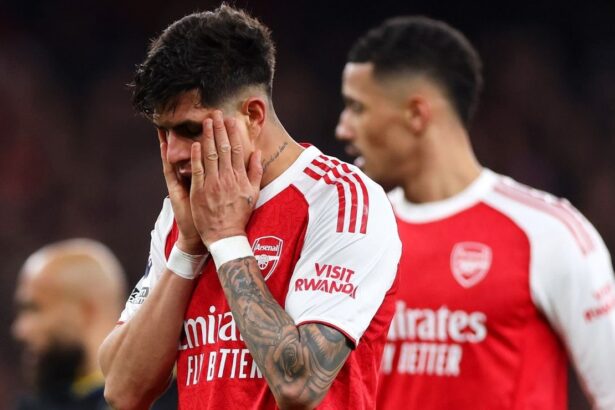 Manchester United le gano al Arsenal y los hinchas Tras el triunfo de los Red Devils ante el Arsenal, los seguidores del Manchester United ven en el ecuatoriano Piero Hincapié la solución para su defensa.