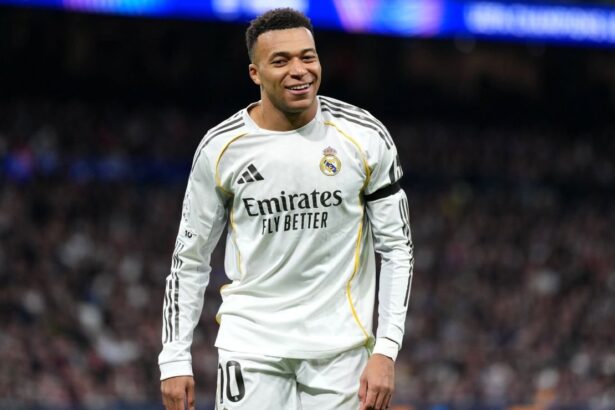 Mbappe empato un mitico record de Cristiano Ronald El astro francés **Kylian Mbappé** hace historia en la **UEFA Champions League** al alcanzar un récord estadístico que pertenecía a **Cristiano Ronaldo**.