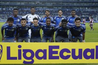 Medio equipo afuera Emelec tiene 12 salidas conf El Club Sport Emelec alista una reestructuración profunda con la partida confirmada de 12 futbolistas de su plantilla para la temporada 2026.