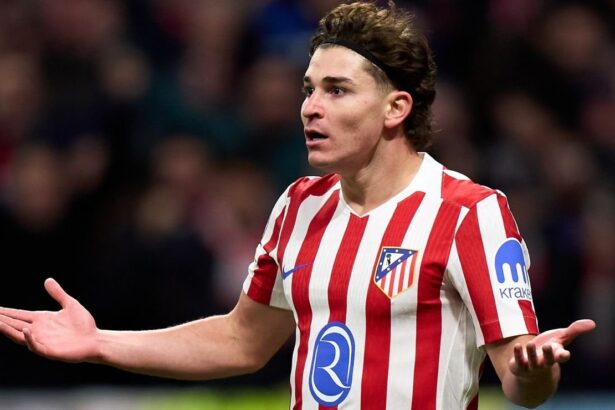 Mientras espera renacer ante Real Madrid Julian A En la previa del choque ante Real Madrid, el delantero Julián Álvarez recibe noticias sobre la posible salida de un compañero en la ofensiva del Atlético.