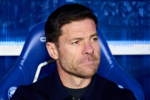 No es Liverpool la inesperada oferta que ya tendr Tras dejar el Real Madrid, el técnico español Xabi Alonso habría recibido una sorpresiva propuesta para continuar su carrera profesional en Europa.