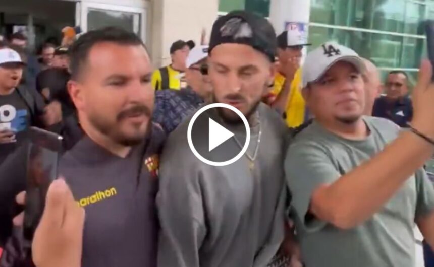 No tenia ni 1 hora en Ecuador y Dario Benedetto ya El atacante argentino Darío Benedetto protagonizó un inesperado cruce con la fanaticada de Barcelona SC a pocos minutos de su arribo a Ecuador.