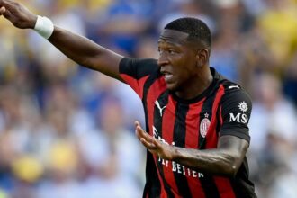 Pervis Estupinan levanto su nivel en el AC Milan p El lateral ecuatoriano Pervis Estupiñán despierta interés en Inglaterra tras elevar su nivel en el AC Milan. Un nuevo salto en Europa parece inminente.