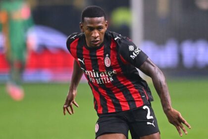 Pervis Estupinan vuelve a sufrir en el Milan y ase El lateral tricolor Pervis Estupiñán atraviesa un momento incierto y su salida de la escuadra italiana parece inminente para la próxima temporada.