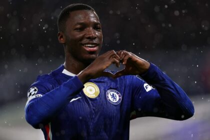 Por que no juega Moises Caicedo en el partido de M Conoce los detalles de la ausencia del ecuatoriano Moisés Caicedo en el trascendental duelo entre Chelsea y Manchester City por la Premier League.