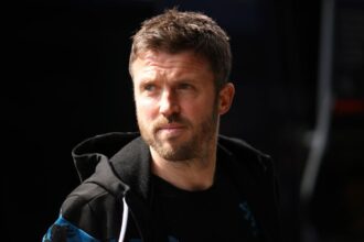 Quien es Michael Carrick el nuevo entrenador de M Conoce la trayectoria de Michael Carrick, quien asume el mando técnico del Manchester United tras una destacada carrera como jugador y asistente en el club.