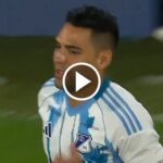 VIDEO Asi recibio La Bombonera a Radamel Falco Radamel Falcao volvió a La Bombonera con Millonarios y la afición de Boca Juniors no perdonó su pasado en River Plate con una fuerte silbatina.