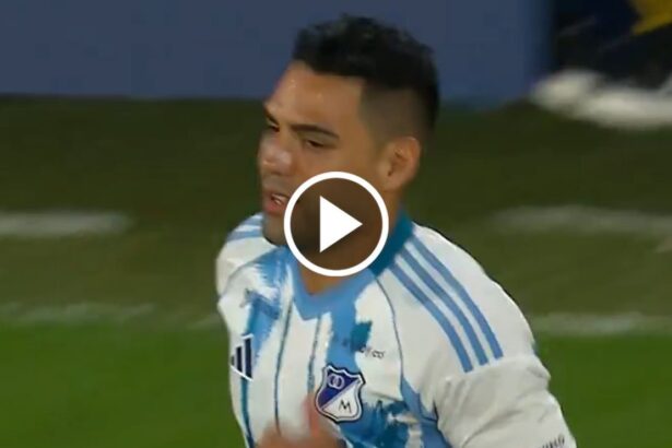 VIDEO Asi recibio La Bombonera a Radamel Falco Radamel Falcao volvió a La Bombonera con Millonarios y la afición de Boca Juniors no perdonó su pasado en River Plate con una fuerte silbatina.