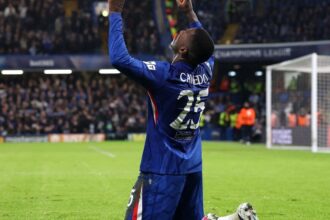 VIDEO El nuevo apodo que le pusieron a Moises Ca El volante ecuatoriano Moisés Caicedo recibe un nuevo sobrenombre tras su destacada actuación goleadora en el fútbol internacional.