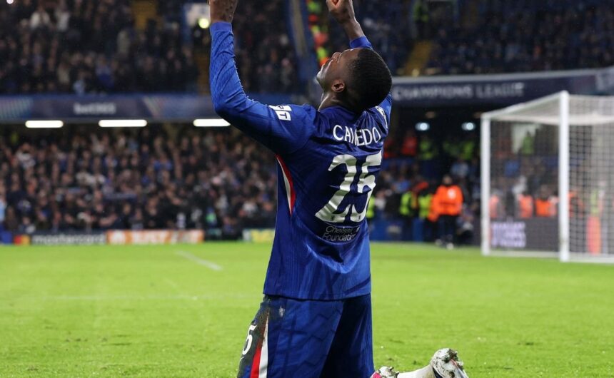 VIDEO El nuevo apodo que le pusieron a Moises Ca El volante ecuatoriano Moisés Caicedo recibe un nuevo sobrenombre tras su destacada actuación goleadora en el fútbol internacional.