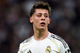 Acusan a jugadores de Real Madrid de maltratar a A Fuertes revelaciones apuntan a un ambiente tenso en el vestuario del Real Madrid, donde Arda Güler estaría siendo víctima de actitudes negativas.