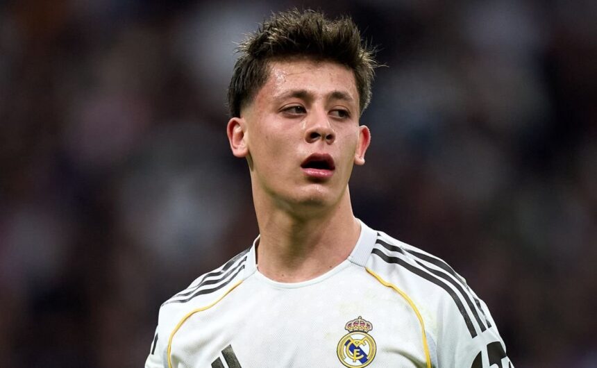 Acusan a jugadores de Real Madrid de maltratar a A Fuertes revelaciones apuntan a un ambiente tenso en el vestuario del Real Madrid, donde Arda Güler estaría siendo víctima de actitudes negativas.