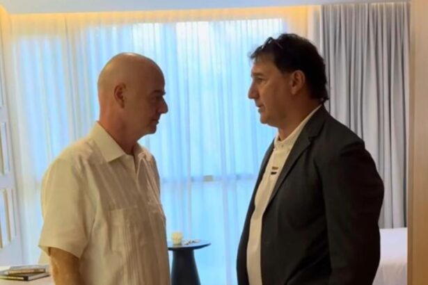 Aparecio hablando con Infantino La regla del Mund El estratega de Colombia dialogó con Gianni Infantino sobre ajustes en la lista de convocados para el Mundial 2026.