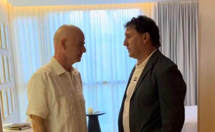 Aparecio hablando con Infantino La regla del Mund El estratega de Colombia dialogó con Gianni Infantino sobre ajustes en la lista de convocados para el Mundial 2026.