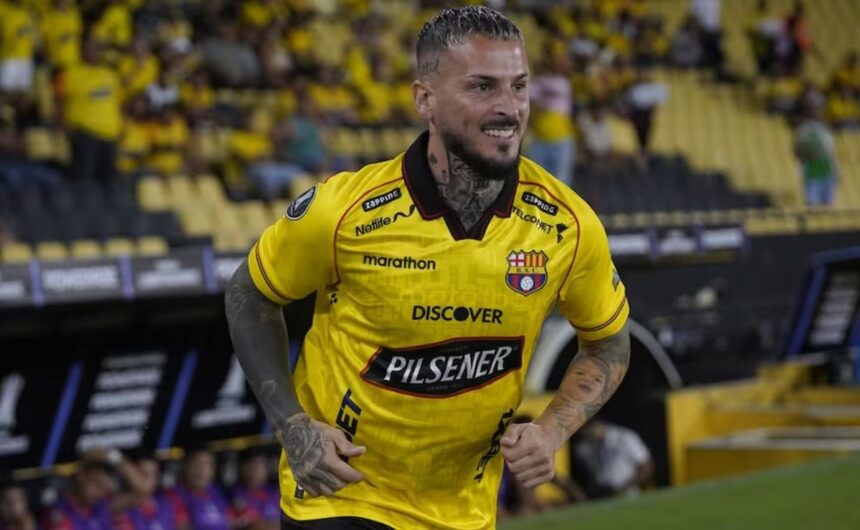 Apenas lleva un partido y el durisimo apodo que le Tras su debut con el Ídolo del Astillero, la afición ya le asignó un sobrenombre a Darío Benedetto que generó revuelo en las redes sociales.