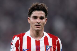 Barcelona da una respuesta oficial sobre el fichaj La directiva del FC Barcelona rompe el silencio sobre el posible fichaje de Julián Álvarez, dejando en suspenso el futuro del delantero argentino.