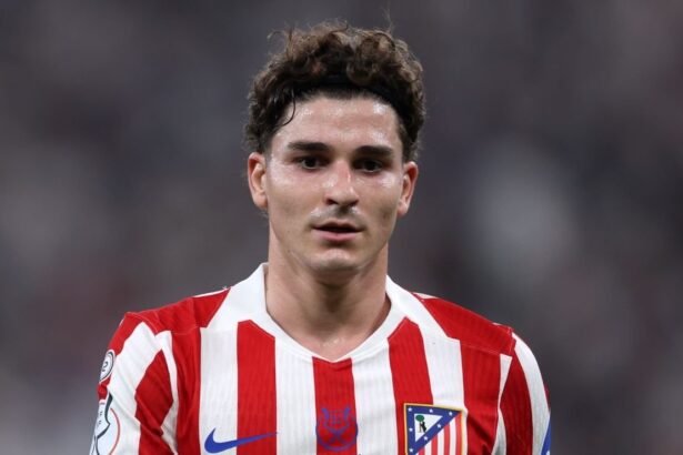 Barcelona da una respuesta oficial sobre el fichaj La directiva del FC Barcelona rompe el silencio sobre el posible fichaje de Julián Álvarez, dejando en suspenso el futuro del delantero argentino.