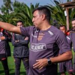 Cesar Farias dara salida a dos jugadores mas de Ba Tras la Noche Amarilla, el estratega César Farías analiza recortes en la plantilla de Barcelona SC, confirmando que dos jugadores dejarán el club.