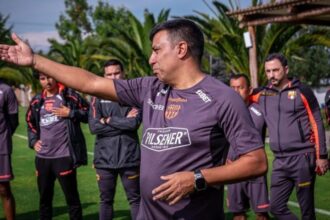 Cesar Farias dara salida a dos jugadores mas de Ba Tras la Noche Amarilla, el estratega César Farías analiza recortes en la plantilla de Barcelona SC, confirmando que dos jugadores dejarán el club.