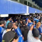 Contra lluvia y contra polemicas La hinchada no f Pese a las polémicas y el clima adverso, los socios del Club Sport Emelec acudieron a las urnas para elegir a su nueva directiva liderada por José Pileggi.