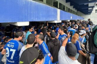 Contra lluvia y contra polemicas La hinchada no f Pese a las polémicas y el clima adverso, los socios del Club Sport Emelec acudieron a las urnas para elegir a su nueva directiva liderada por José Pileggi.