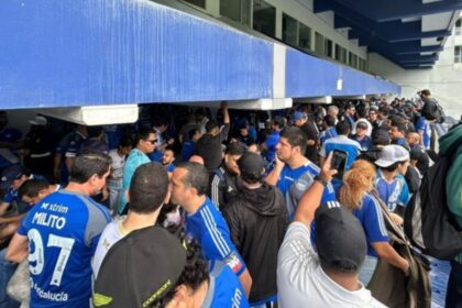 Contra lluvia y contra polemicas La hinchada no f Pese a las polémicas y el clima adverso, los socios del Club Sport Emelec acudieron a las urnas para elegir a su nueva directiva liderada por José Pileggi.